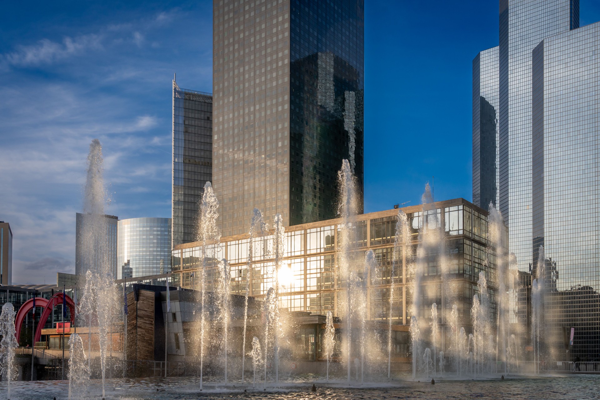 La Défense Paris, France - 10 18 2020 : Quartier de La Défense. Vue panoramique sur le quartier des tours de la Défense avec jet d’eau La Défense Paris, France - 10 18 2020 : Quartier de La Défense. Vue panoramique sur le quartier des tours de la Défense avec jet d’eau